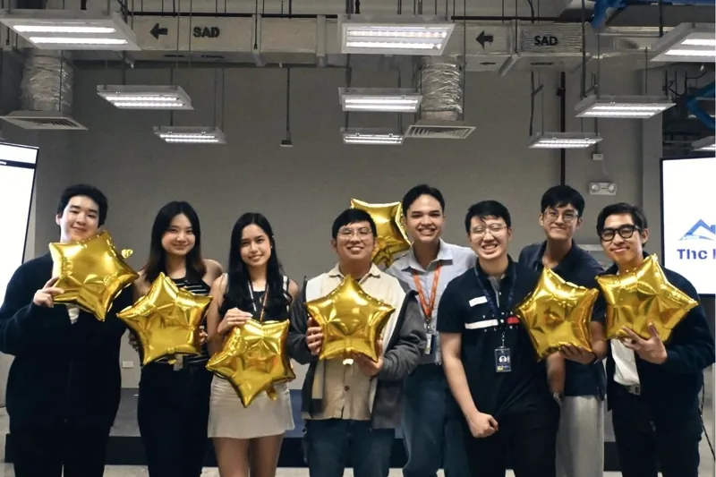 Members with gold star balloons at the General Assembly