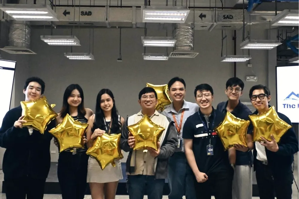 Members holding gold star balloons at the General Assembly